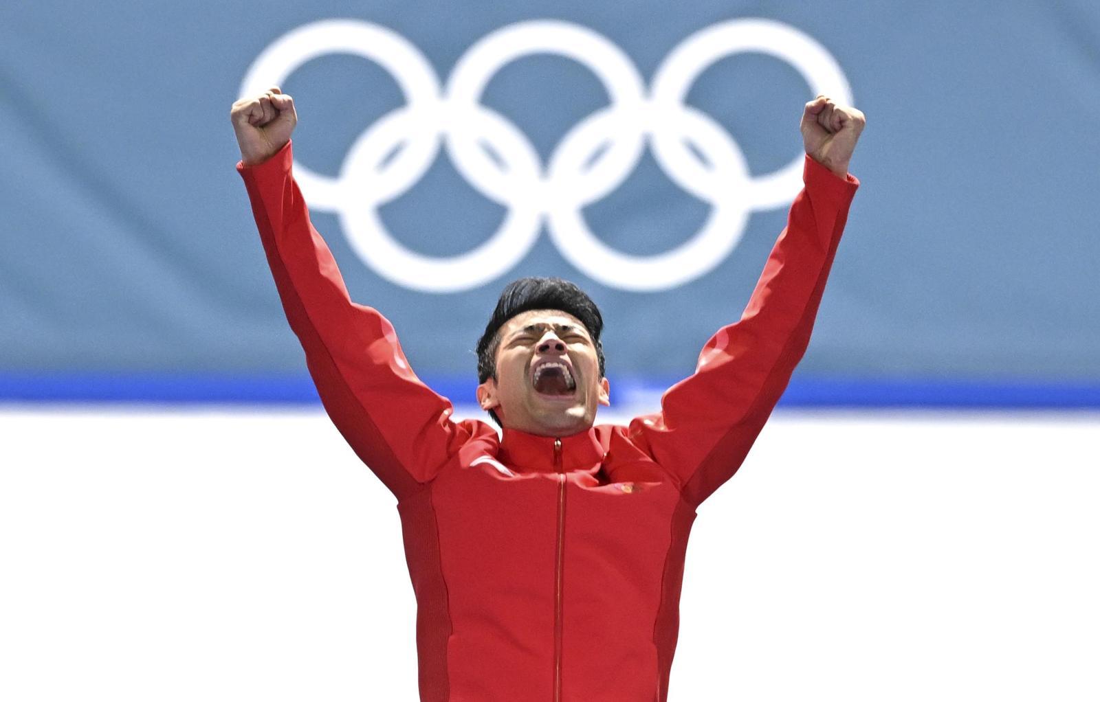 닝중옌(중국)이 20일 열린 2026 밀라노-코르티나담페초 겨울올림픽 스피드스케이팅 남자 1500m에서 올림픽 신기록으로 깜짝 금메달을 차지한 뒤 환호하고 있다.
밀라노=신화 뉴시스