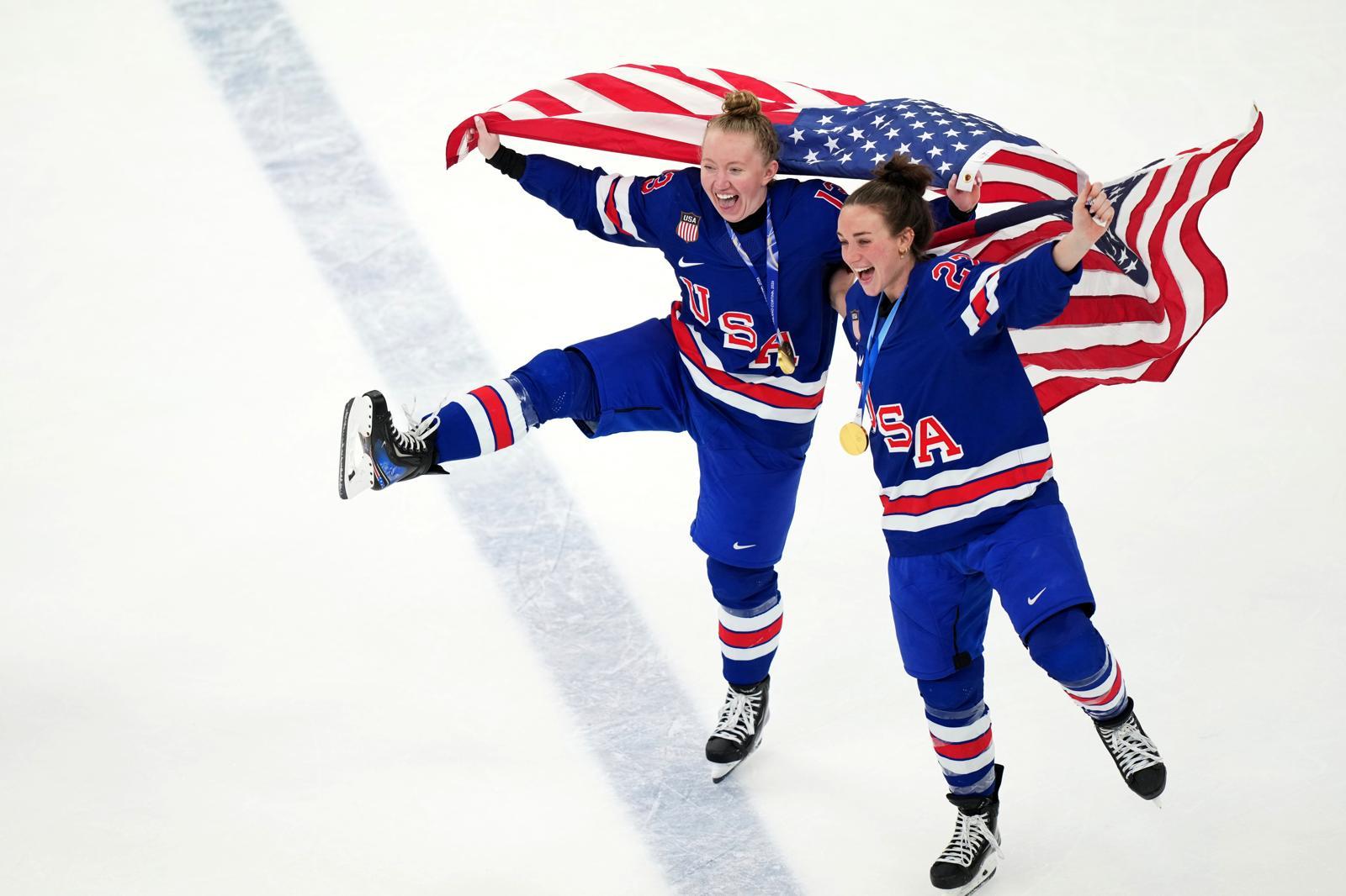 미국 여자 아이스하키 대표 레이스 줌윙클(왼쪽)과 테일러 하이지가 성조기를 펴들고 2026 밀라노-코르티나담페초 겨울올림픽 우승을 자축하고 있다. 미국은 20일 결승전에서 캐나다에 2-1 역전승을 거두고 2018 평창 올림픽 이후 8년 만에 정상에 올랐다. 밀라노=AP 뉴시스