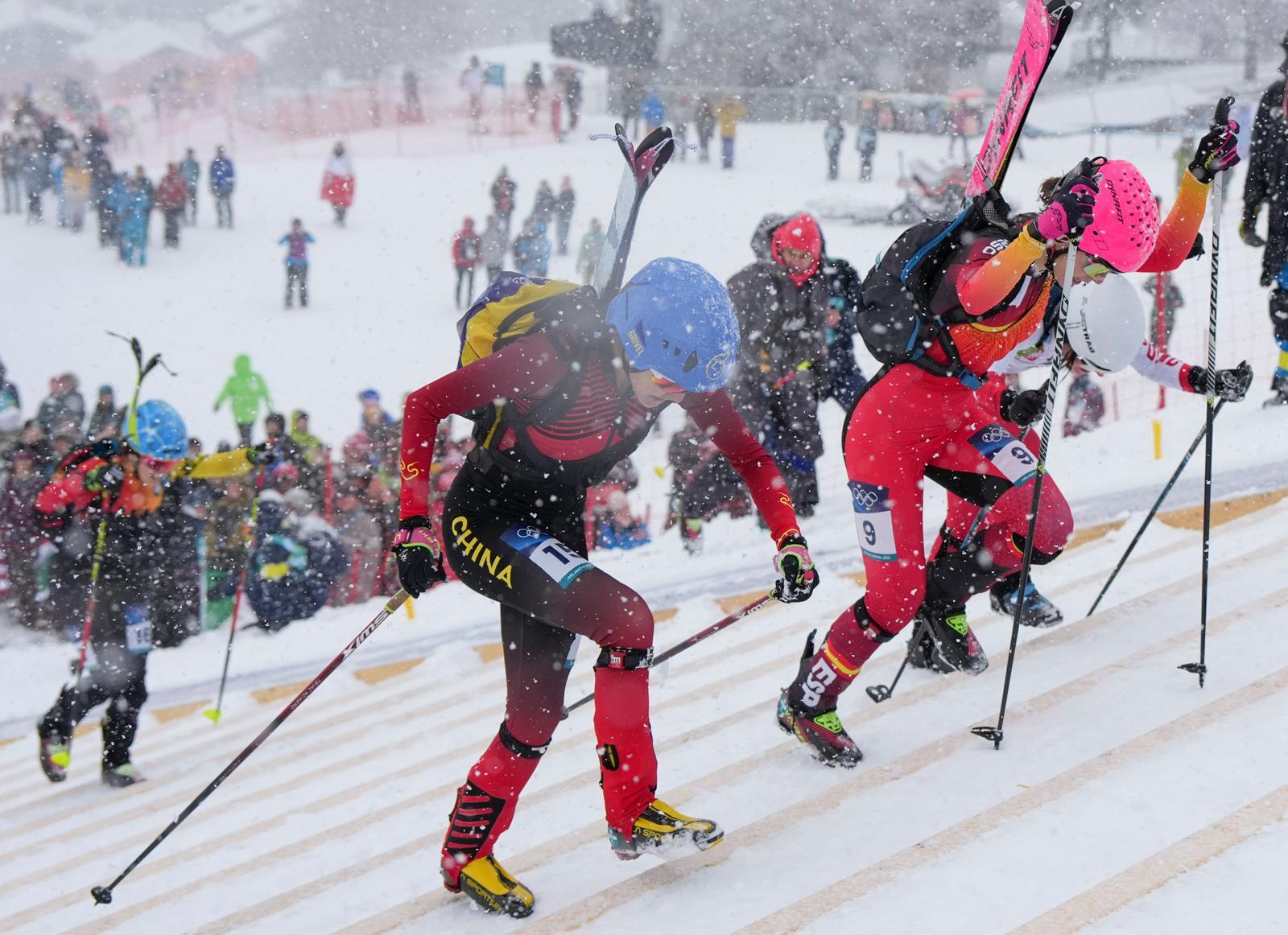 첫선 보인 ‘산악스키’… 스키 매달고 올라 정상서 활강 2026 밀라노-코르티나담페초 겨울올림픽 스키마운티니어링 여자 스프린트에 출전한 선수들이 스키를 등에 짊어진 채 오르막 구간을 통과하고 있다. 보르미오=신화 뉴시스