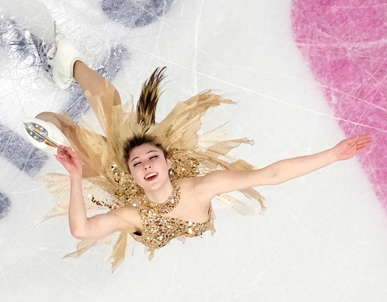 미국 피겨스케이팅 대표 얼리사 류가 20일 이탈리아 밀라노 아이스스케이팅 아레나에서 열린 2026 밀라노-코르티나담페초 겨울올림픽 여자 싱글 프리스케이팅에서 얼굴 가득 미소를 지은 채 스핀 연기를 펼치고 있다. 류는 이날 프리스케이팅 개인 최고점(150.20점)을 경신하며 금메달을 목에 걸었다. 류는 앞서 열린 팀 이벤트(단체전) 금메달까지 더해 대회 2관왕에 올랐다. 밀라노=AP 뉴시스