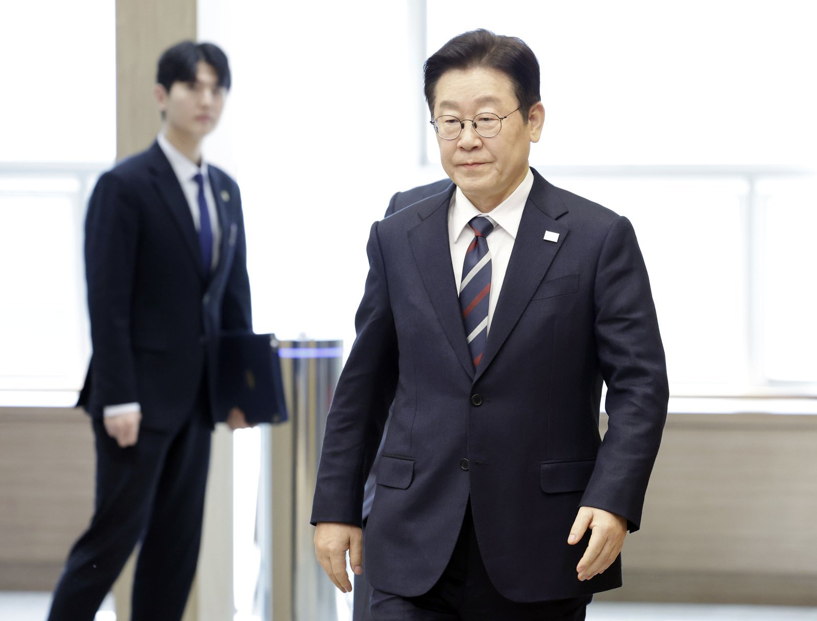 이재명 대통령이 19일 청와대에서 열린 수석보좌관회의에 입장하고 있다. (청와대통신사진기자단) 2026.2.19 ⓒ 뉴스1