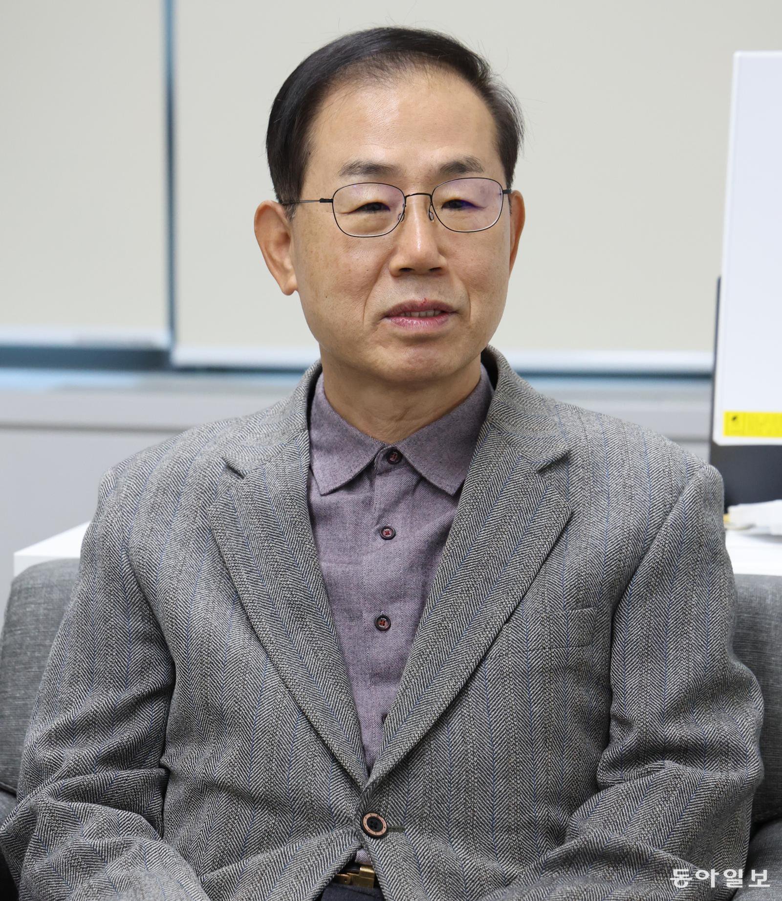 성균관대 석좌교수로 활동하고 있는 조재연 전 대법관이 18일 오후 서울 종로구 성균관대 법학전문대학원에서 동아일보와 인터뷰하며 재판소원 등에 대한 신중 의견을 설명하고 있다. 이훈구 기자 ufo@donga.com