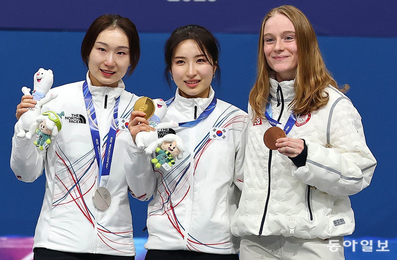 쇼트트랙 김길리 선수가 21일(한국)이탈리아 밀라노 아이스스케이팅 아레나에서 열린 쇼트트랙 여자 1500m 시상식에서 금메달을 받고 기뻐하고 있다. 왼쪽은 은메달을 받은 최민정 선수 / 전영한 기자 scoopjyh@donga.com