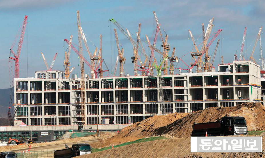 1월 9일 경기 용인시 처인구 원삼면 용인 반도체 클러스터 일반산업단지에서 분주하게 공사가 진행되고 있다. 동아DB