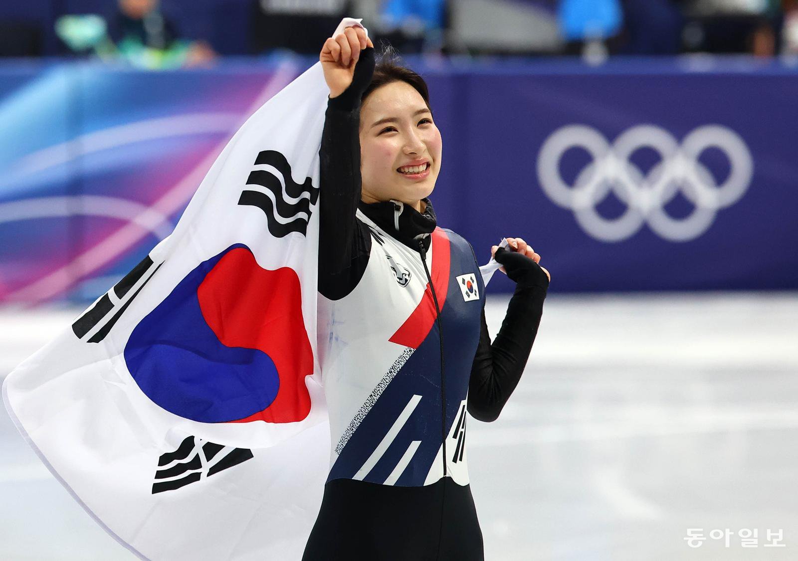 쇼트트랙 김길리가 20일(현지시간) 이탈리아 밀라노 아이스 스케이팅 아레나에서 열린 2026 밀라노·코르티나담페초 동계올림픽 쇼트트랙 여자 1500m 결승에서 금메달을 확보한 후 태극기를 두른 채 인사하고 있다. 전영한 기자 scoopjyh@donga.com