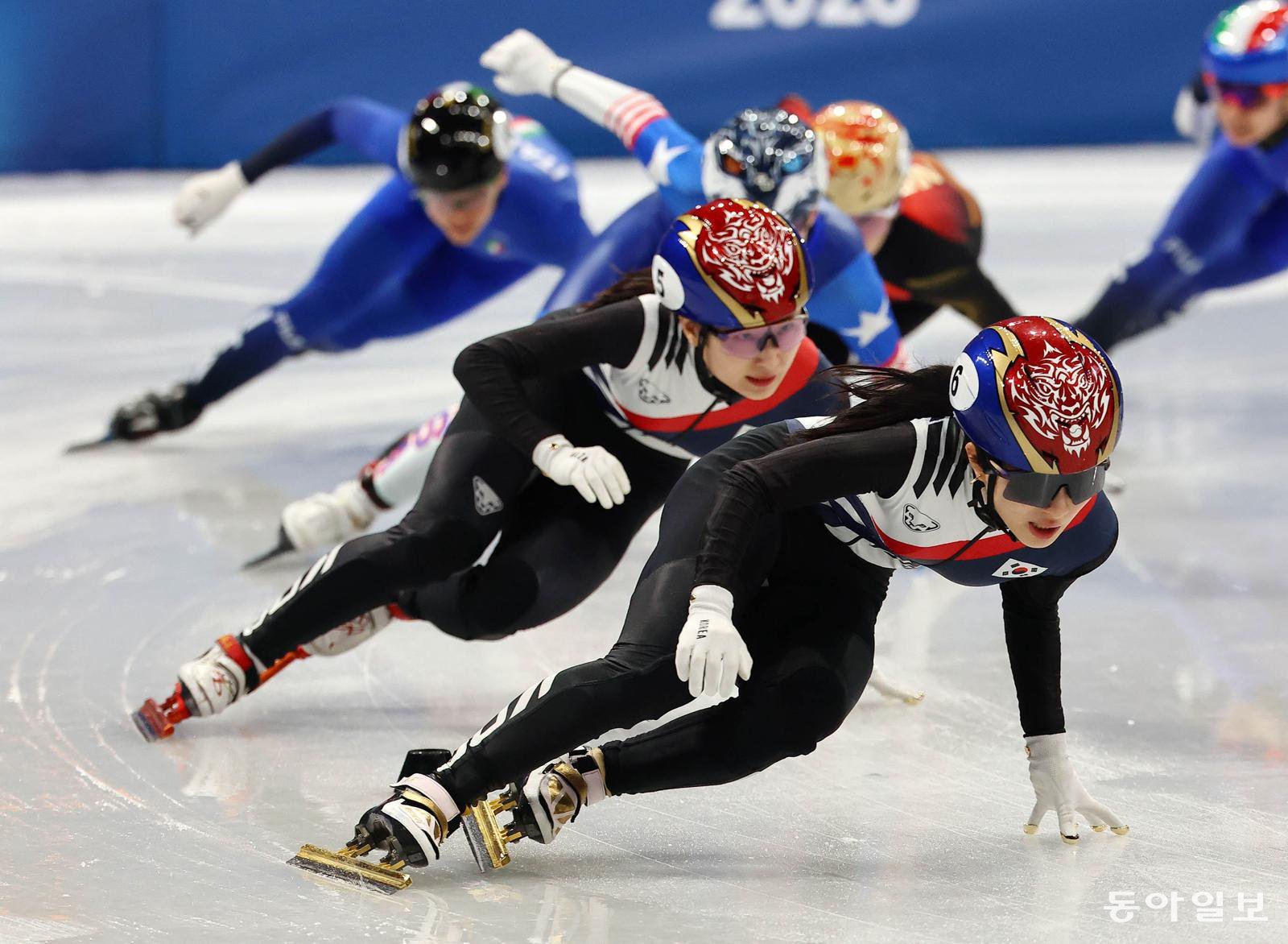 쇼트트랙 김길리와 최민정이 20일(현지시간) 이탈리아 밀라노 아이스 스케이팅 아레나에서 열린 2026 밀라노·코르티나담페초 동계올림픽 쇼트트랙 여자 1500m 결승에서 질주하고 있다 전영한 기자 scoopjyh@donga.com