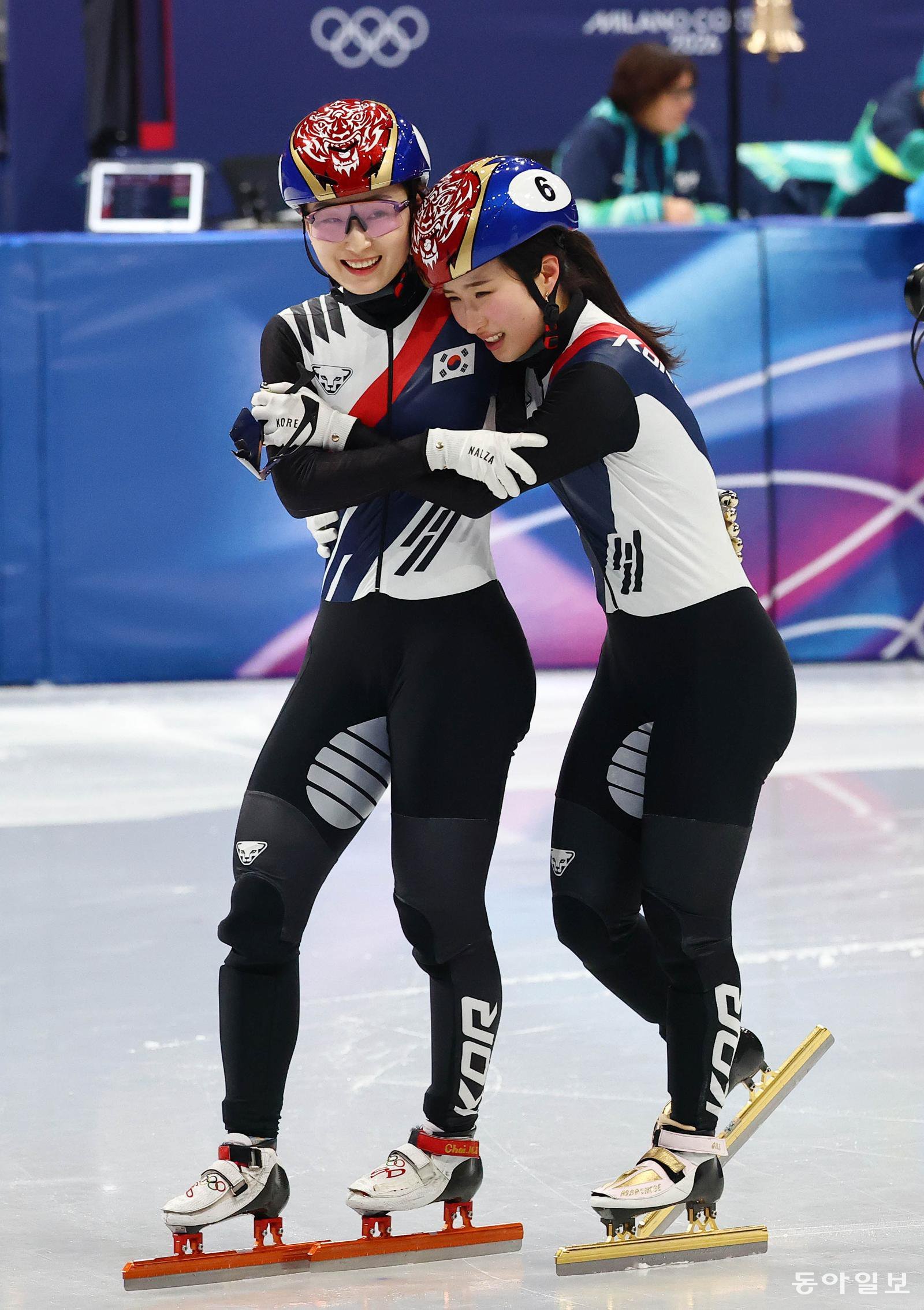 쇼트트랙 최민정이 20일(현지시간) 이탈리아 밀라노 아이스 스케이팅 아레나에서 열린 2026 밀라노·코르티나담페초 동계올림픽 쇼트트랙 여자 1500m 결승에서 은메달을 확보 후 금메달을 획득한 김길리를 축하해주고 있다. 전영한 기자 scoopjyh@donga.com