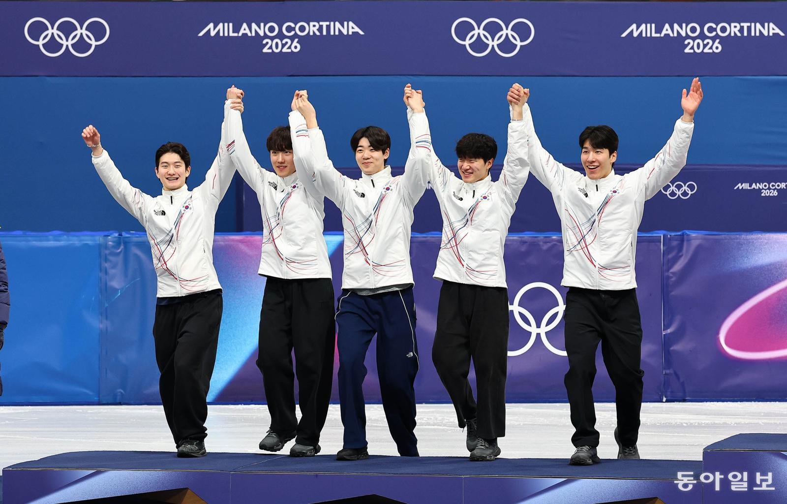 20일(현지시간) 이탈리아 밀라노 아이스스케이팅 아레나에서 열린 2026 밀라노·코르티나담페초 동계올림픽 쇼트트랙 남자 5,000m 계주 결승에서 은메달을 획득한 신동민(왼쪽부터), 임종언, 이준서, 이정민, 황대헌이 시상식에서 시상대에 오르고 기뻐하고 있다.

전영한 기자 scoopjyh@donga.com