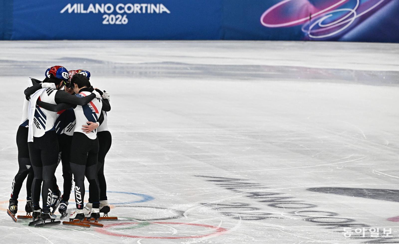 21일(한국시간) 이탈리아 밀라노 스피드스케이팅 아레나에서 열린 밀라노동계올림픽 쇼트트랙 남자 5000m 계주 결승전. 은메달 차지한 임종언, 황대헌, 이준서, 이정민. 밀라노=전영한 기자 scoopjyh@donga.com