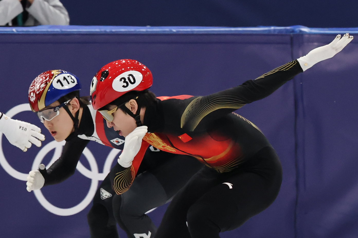 쇼트트랙 임종언과 중국 린샤오쥔(임효준)이 16일(현지시간) 이탈리아 밀라노 아이스스케이팅 아레나에서 열린 2026 밀라노·코르티나담페초 동계올림픽 쇼트트랙 남자 500m 예선에서 질주하고 있다. 2026.2.16 ⓒ 뉴스1