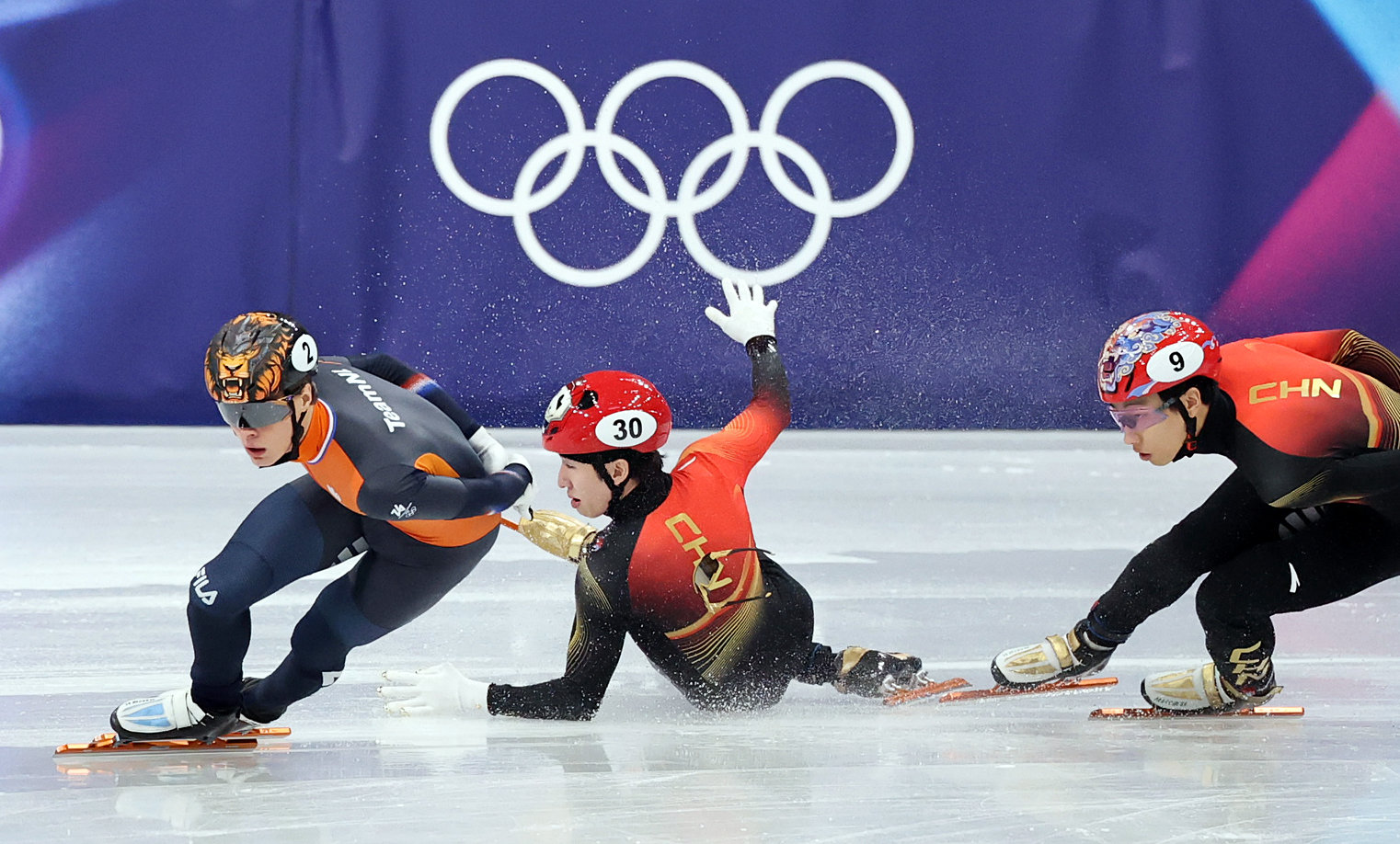 중국 쇼트트랙 선수 린샤오쥔(한국명 임효준)이 14일(현지시간) 이탈리아 밀라노 아이스스케이팅 아레나에서 열린 2026 밀라노·코르티나담페초 동계올림픽 쇼트트랙 남자 1500m 준준결승에서 넘어지고 있다. 2026.2.15 ⓒ 뉴스1