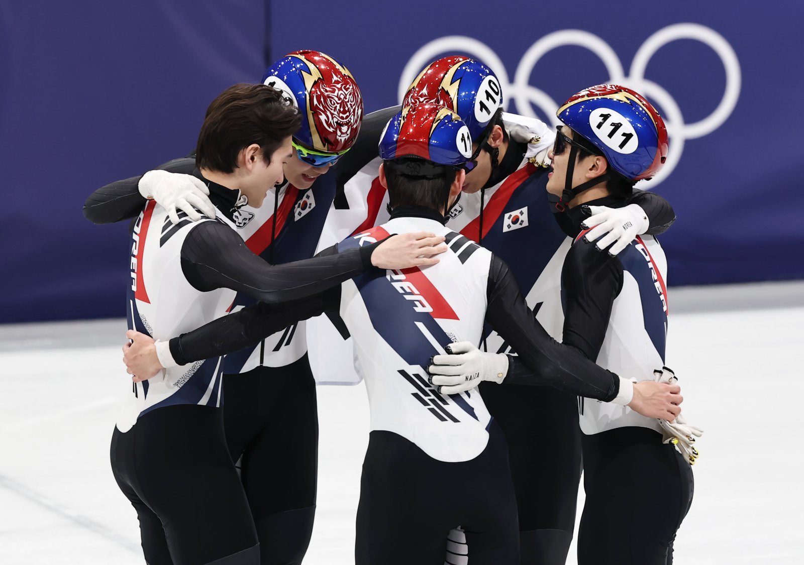 쇼트트랙 남자 대표팀이 20일(현지 시간) 이탈리아 밀라노 아이스스케이팅 아레나에서 열린 2026 밀라노·코르티나 담페초 동계올림픽 쇼트트랙 남자 계주 5000m 결승에서 은메달을 차지하자 기뻐하고 있다. 2026.02.21 [밀라노=뉴시스]