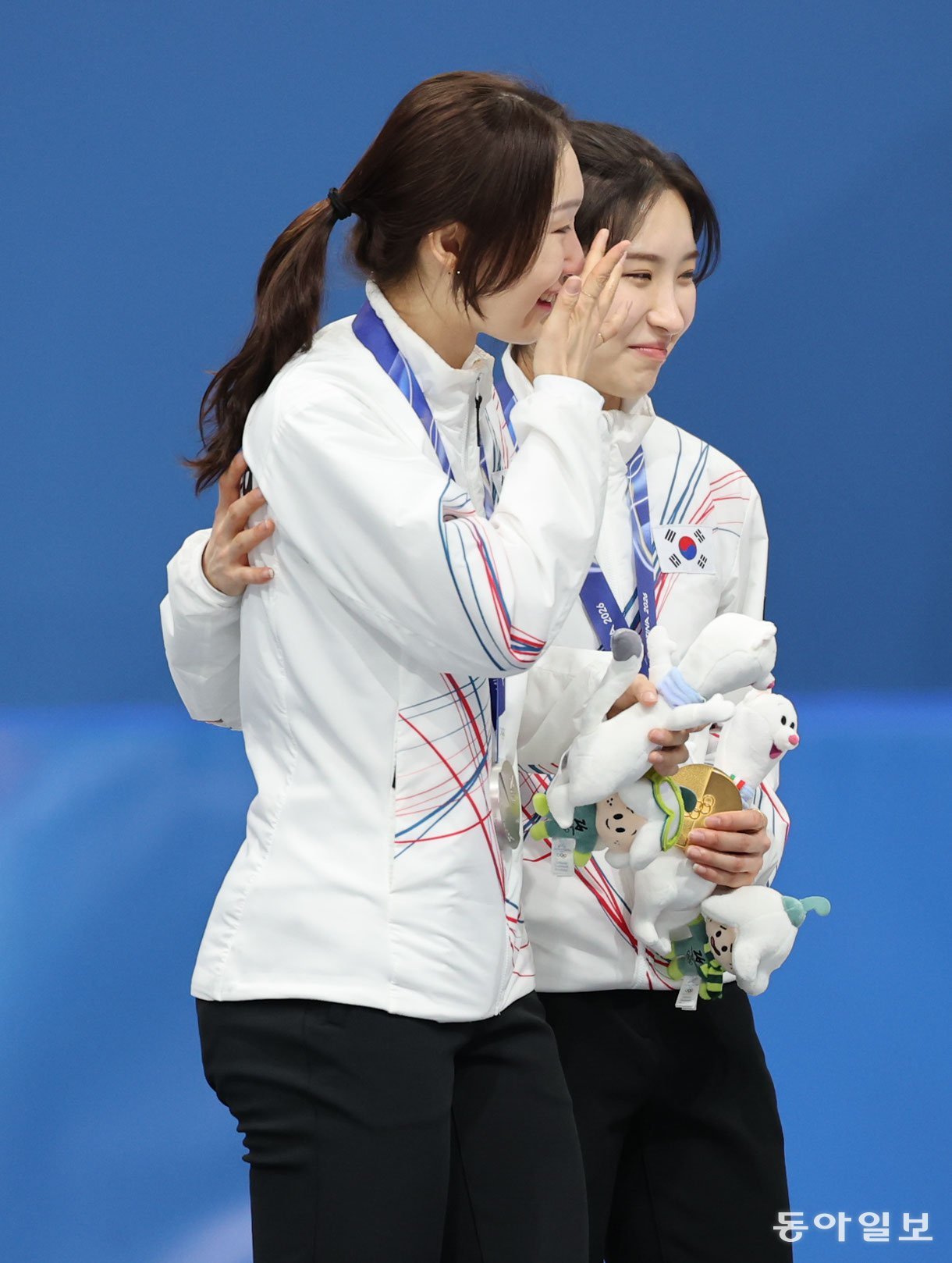 20일(현지시간) 이탈리아 밀라노 아이스스케이팅 아레나에서 열린 2026 밀라노 코르티나담페초 동계올림픽 여자 쇼트트랙 여자 1500m에서 은메달을 딴 최민정(왼쪽)이 눈물을 흘리자 금메달을 딴 김길리가 다독이고 있다. 밀라노=전영한 기자 scoopjyh@donga.com