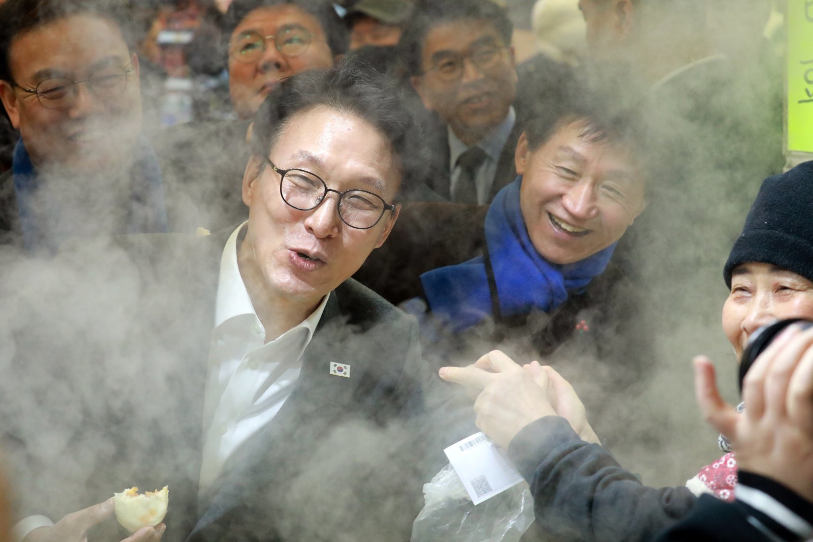 김민석 국무총리가 지난 12일 오후 설 명절을 앞두고 찾은 충북 청주시 육거리종합시장에서 만두를 먹고 있다. 2026.2.12 ⓒ 뉴스1