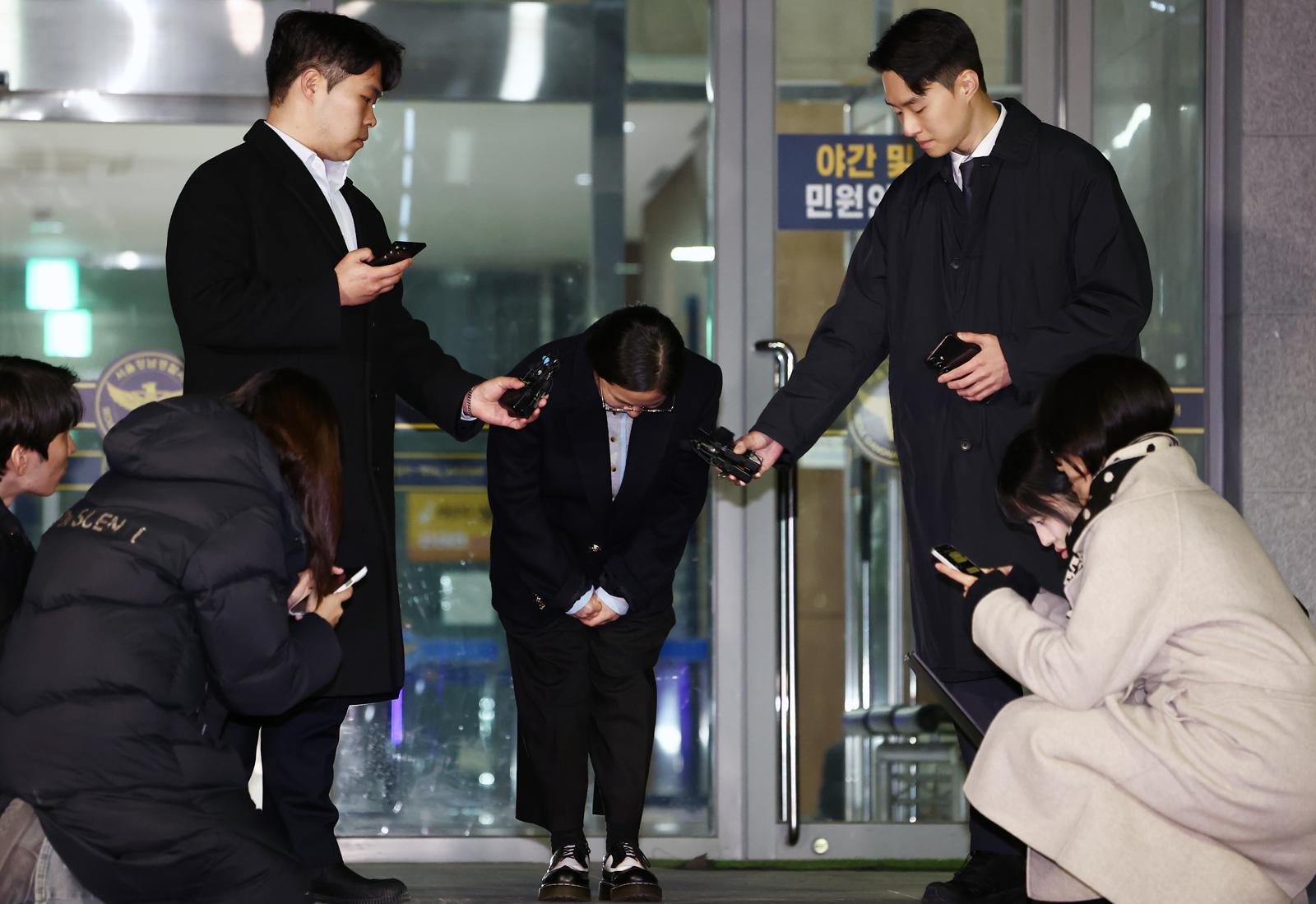 전직 매니저들에게 갑질을 했다는 등의 의혹에 휩싸인 개그우먼 박나래가 20일 밤 서울 강남경찰서에서 피고발인 조사를 마치고 나오며 고개 숙여 인사하고 있다. 2026.2.20 (서울=뉴스1)