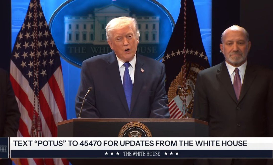 20일(현지 시간) 백악관에서 열린 상호관세 패소 관련 기자회견에서 트럼프 대통령이 기자들의 질문에 답하고 있다. 오른편에 트럼프 행정부의 관세 협상을 주도해 온 하워드 러트닉 상무장관이 함께 섰다. 백악관 유튜브 캡쳐