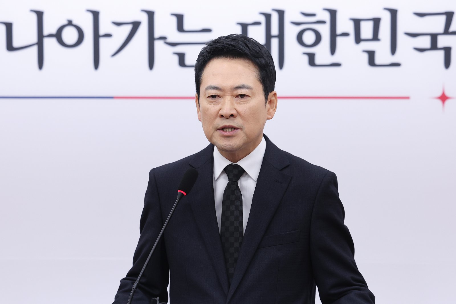 장동혁 국민의힘 대표가 전날(20일) 서울 여의도 국회에서 윤석열 전 대통령 1심 선고에 대한 입장을 밝히는 기자회견을 하고 있다. 2026.2.20 ⓒ 뉴스1