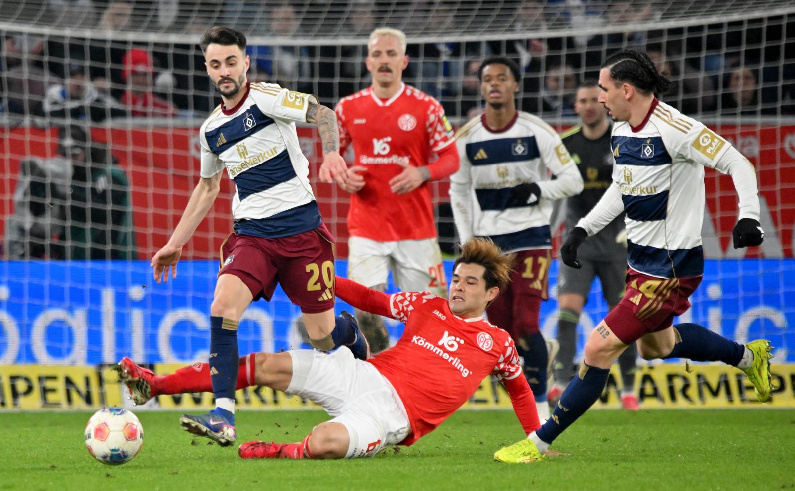 마인츠의 사노 카이슈(앞)가 20일(현지 시간) 독일 마인츠 메바 아레나에서 열린 2025-26 분데스리가 23라운드 함부르크와 경기 중 공을 다투고 있다. 이날 이재성은 86분을 소화했고, 마인츠는 1-1로 비겨 리그 13위에 자리했다. 2026.02.21 [마인츠=AP/뉴시스]