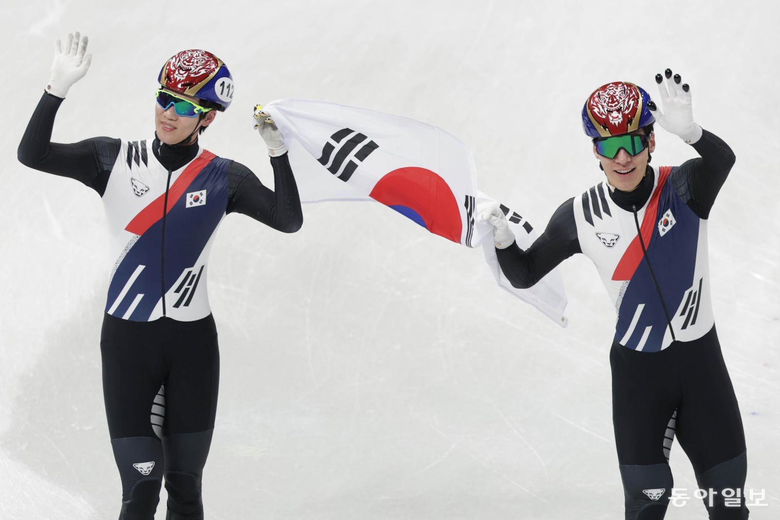 20일 오후(현지시간) 이탈리아 밀라노 스피드스케이팅 아레나에서 열린 밀라노 동계올림픽 쇼트트랙 남자 5000m 계주 결승전에서 은메달을 획득한 이준서(왼쪽)와 황대헌이 기쁨을 나누고 있다.

전영한 기자 scoopjyh@donga.com