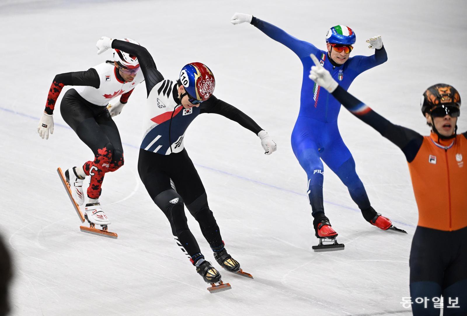 2026 밀라노·코르티나담페초 동계올림픽이 진행중인 20일(현지시간) 이탈리아 밀라노 아이스 스케이팅 아레나에서 열린 남자 쇼트트랙 계주 경기에서 황대헌이 2위로 들어오고 있다.

전영한 기자 scoopjyh@donga.com