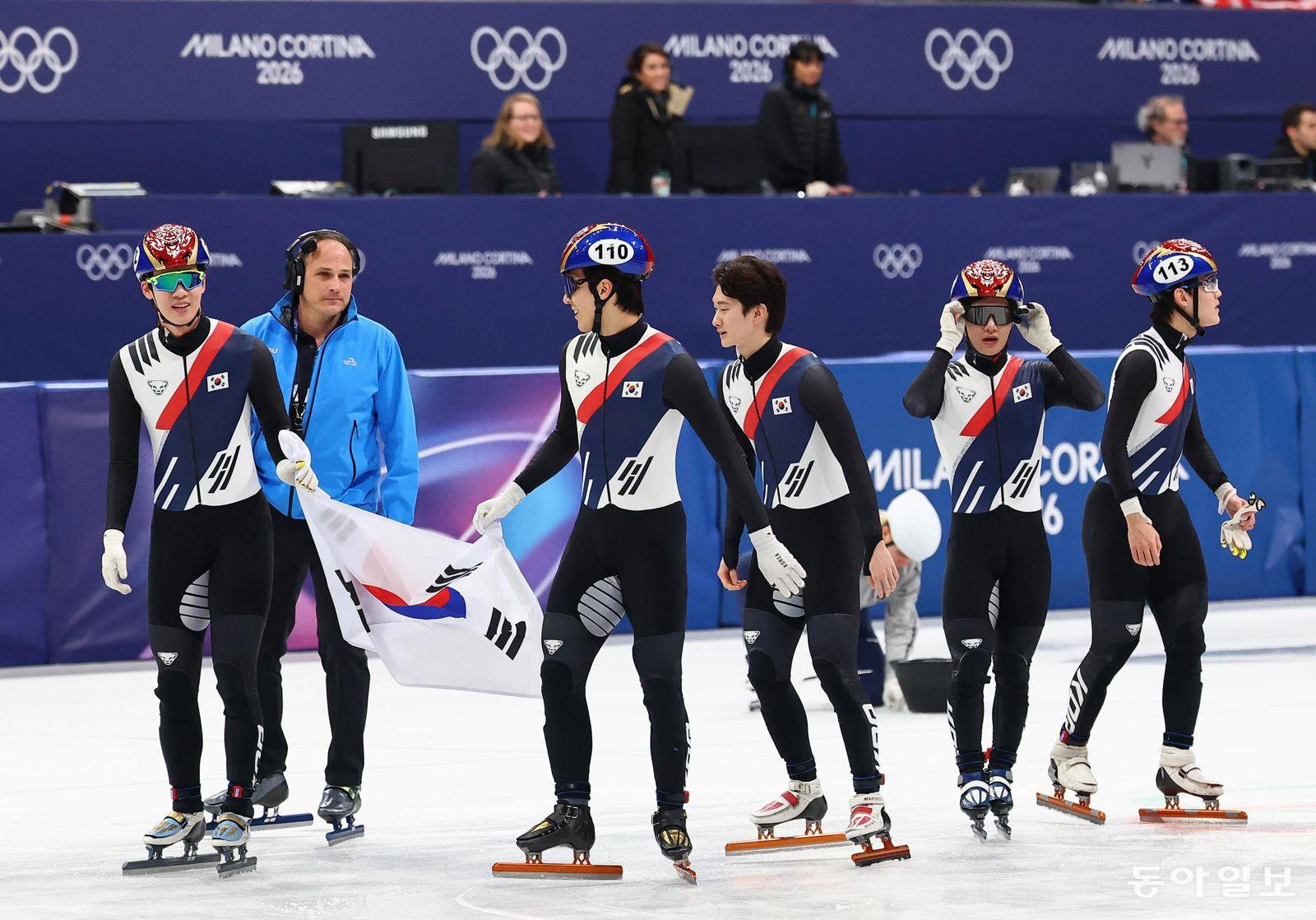쇼트트랙 이준서와 황대헌이 20일(현지시간) 이탈리아 밀라노 아이스 스케이팅 아레나에서 열린 2026 밀라노·코르티나담페초 동계올림픽 쇼트트랙 남자 5000m 계주 결승에서 은메달을 확보한 후 관중석을 향해 인사하고 있다.

전영한 기자 scoopjyh@donga.com