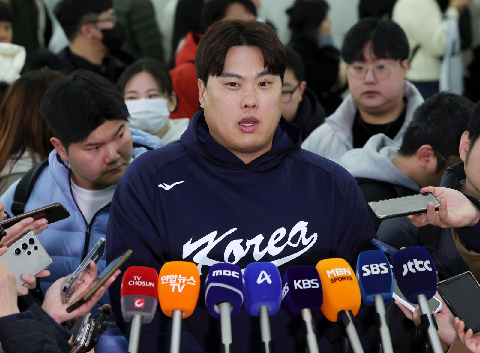 대한민국 야구국가대표팀 류현진이 9일 미국령 사이판에서 열리는 2026 월드베이스볼클래식(WBC) 1차 캠프 전지훈련에 참가하기 위해 인천국제공항 제1터미널에서 인터뷰하고 있다. 2026.01.09.[인천공항=뉴시스]