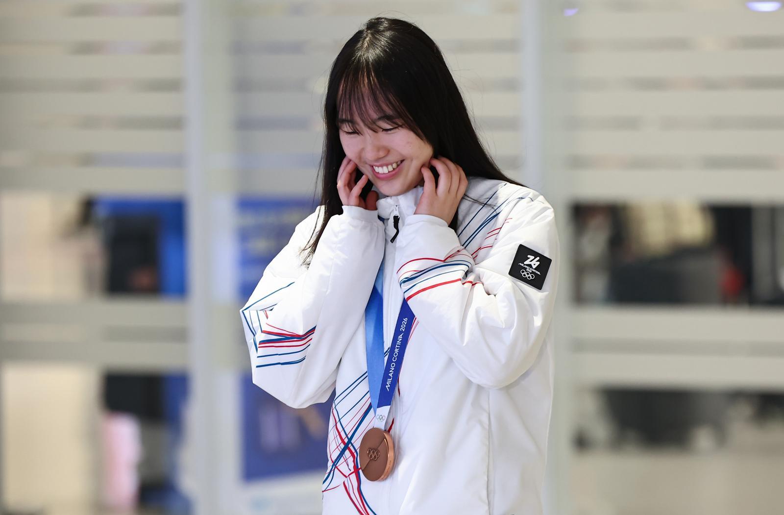 2026 밀라노·코르티나담페초 동계올림픽 스노보드 빅에어에서 동메달을 차지한 유승은이 21일 인천공항2터미널을 통해 귀국해 미소짓고 있다. 2026.2.21 ⓒ 뉴스1