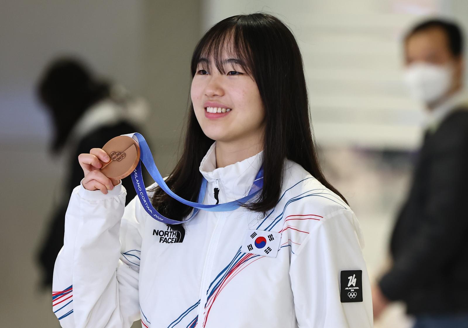 2026 밀라노·코르티나담페초 동계올림픽 스노보드 빅에어에서 동메달을 차지한 유승은이 21일 인천공항2터미널을 통해 귀국해 메달을 들어보이고 있다. 2026.2.21 ⓒ 뉴스1