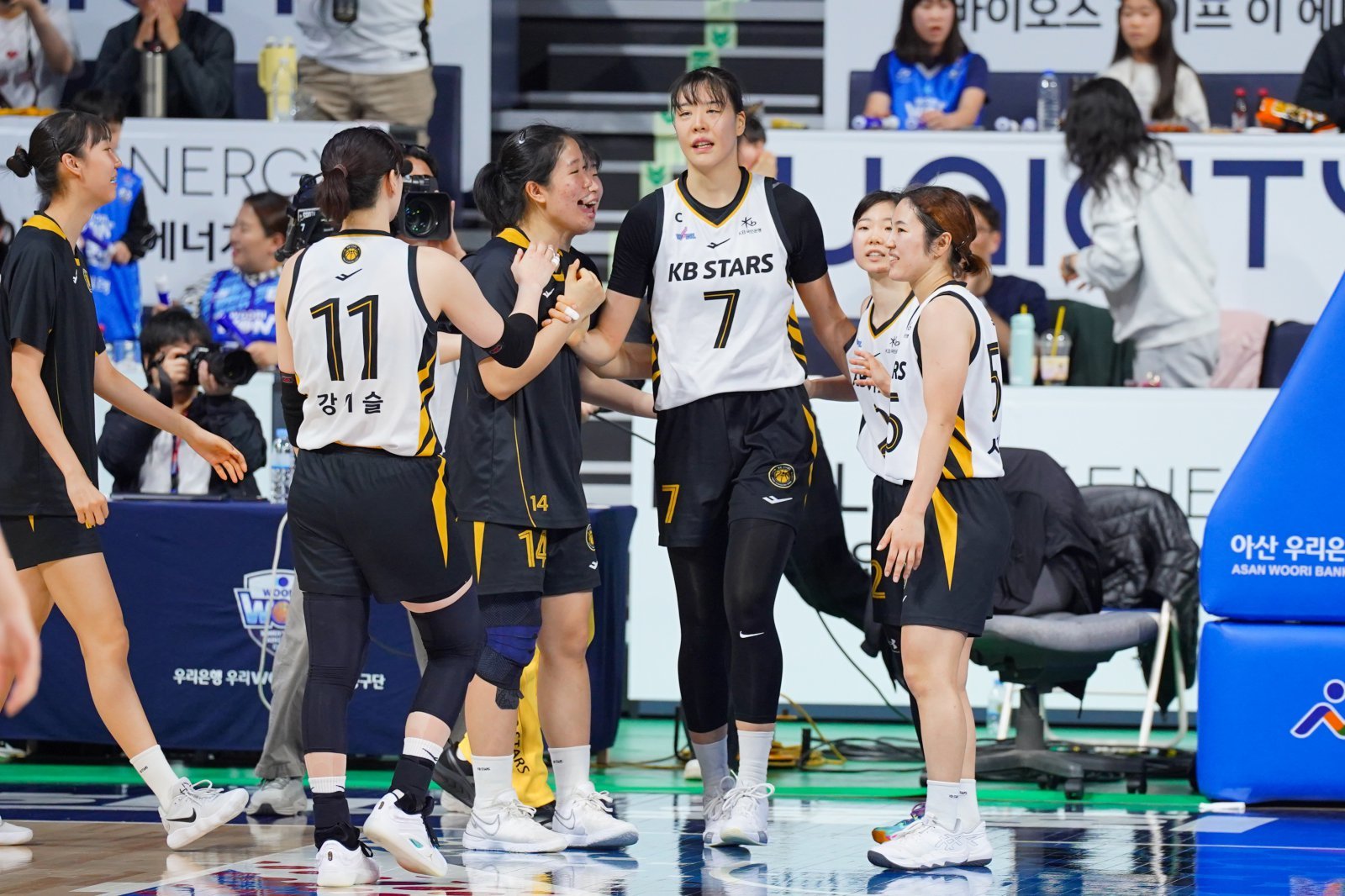 청주 KB스타즈 박지수(7번)가 21일 열린 2025-26 여자프로농구 아산 우리은행전에서 23점 15리바운드 3블록으로 맹활약을 펼쳐 팀의 70-68 승리를 이끌었다. WKBL 제공