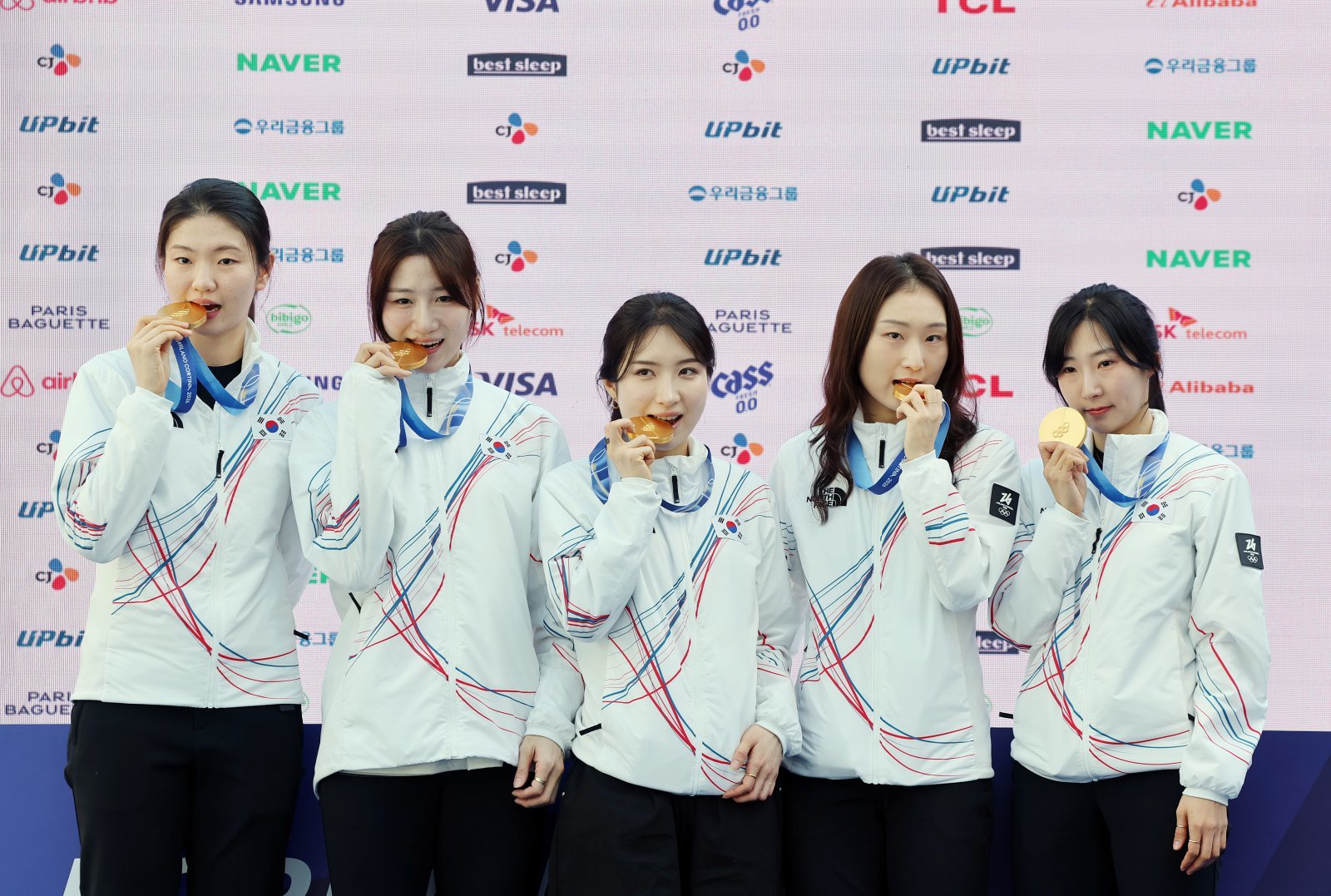 쇼트트랙 대표팀의 심석희(왼쪽부터), 노도희, 김길리, 최민정, 이소연이 21일(현지시간) 이탈리아 밀라노의 빌라 네키 캄필리오(Villa Necchi Campiglio)에 마련된 코리아하우스에서 열린 기자회견에서 기념 촬영을 하고 있다. 2026.2.21 ⓒ 뉴스1