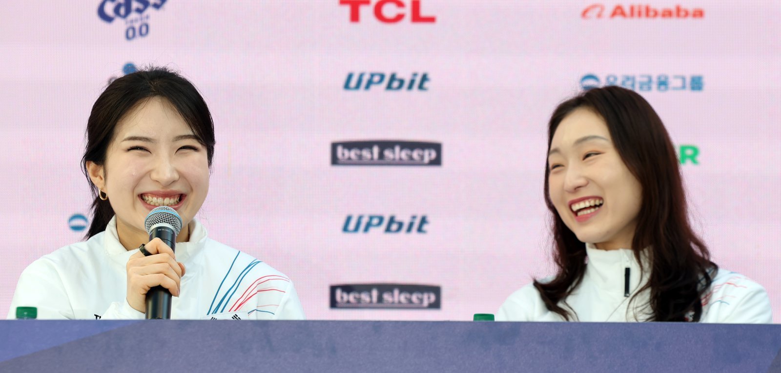 쇼트트랙 여자 1500m, 여자 3000m 계주 금메달로 2관왕에 등극한 김길리가 21일(현지시간) 이탈리아 밀라노의 빌라 네키 캄필리오(Villa Necchi Campiglio)에 마련된 코리아하우스에서 열린 기자회견에서 취재진 질문에 웃으며 답하고 있다. 2026.2.21 ⓒ 뉴스1