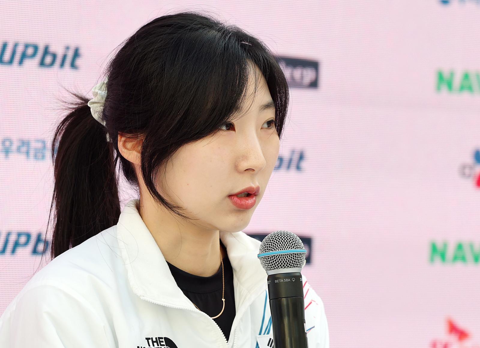 쇼트트랙 여자 3000m 계주 금메달을 획득한 이소연이 21일(현지시간) 이탈리아 밀라노의 빌라 네키 캄필리오(Villa Necchi Campiglio)에 마련된 코리아하우스에서 열린 기자회견에서 취재진 질문에 답하고 있다. 2026.2.21 ⓒ 뉴스1