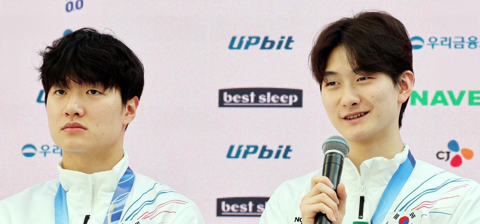 신동민(오른쪽)이 21일 밀라노 코리아하우스에서 열린 기자회견에서 질문에 답하고 있다. 밀라노=뉴시스