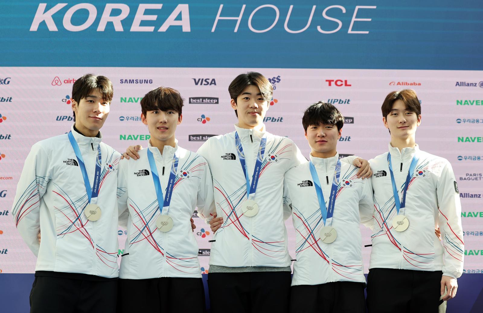 쇼트트랙 남자 5000m 계주 결승에서 은메달을 차지한 남자 대표팀의 황대헌(왼쪽부터), 임종언, 이준서, 이정민, 신동민이 21일(현지시간) 이탈리아 밀라노의 빌라 네키 캄필리오(Villa Necchi Campiglio)에 마련된 코리아하우스에서 열린 기자회견에서 기념 촬영을 하고 있다. 2026.2.21 ⓒ 뉴스1