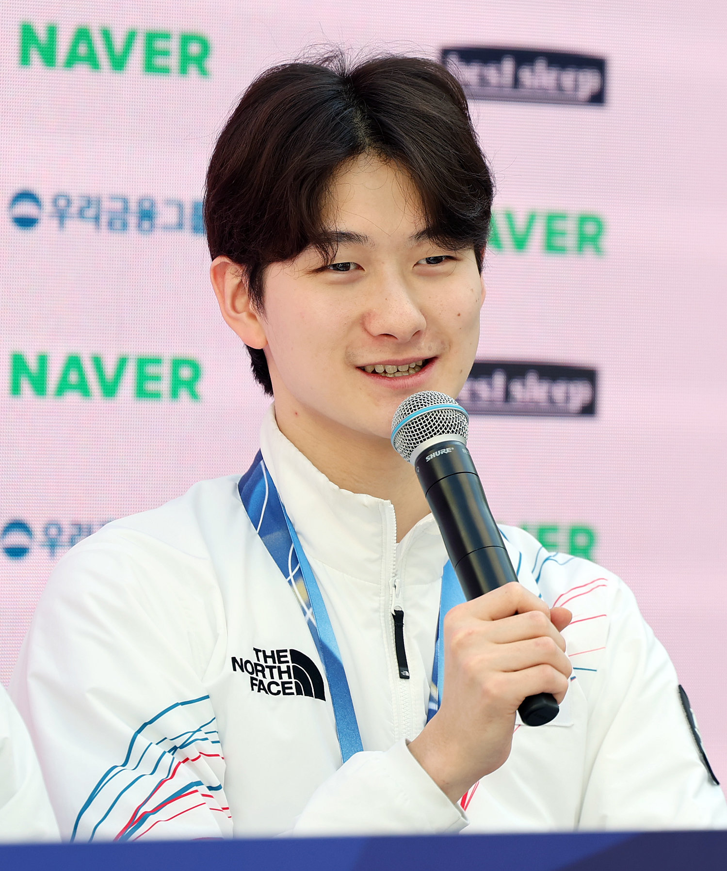 쇼트트랙 남자 5000m 계주 결승에서 은메달을 차지한 남자 대표팀의 신동민이 21일(현지시간) 이탈리아 밀라노의 빌라 네키 캄필리오(Villa Necchi Campiglio)에 마련된 코리아하우스에서 열린 기자회견에 참석해 취재진 질문에 답변하고 있다. 2026.2.21 ⓒ 뉴스1