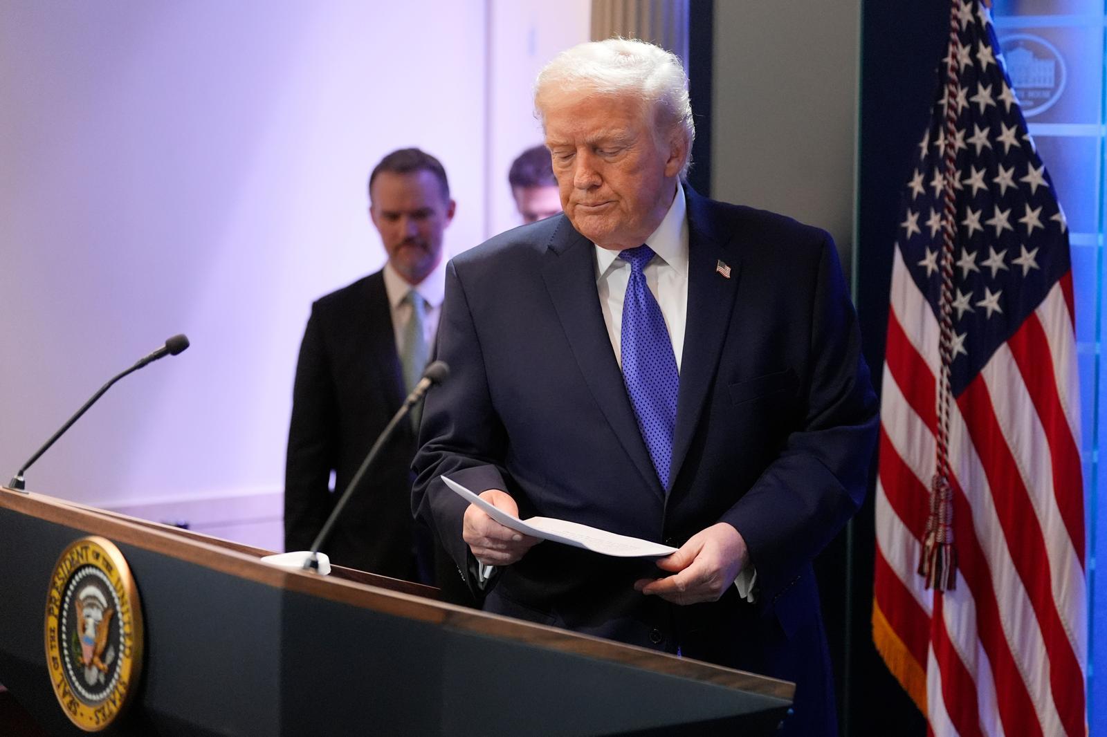 도널드 트럼프 미국 대통령이 20일(현지 시간) 백악관에서 대법원 관세 판결 관련 기자회견에 입장하고 있다. 2026.02.21. [워싱턴=AP/뉴시스]