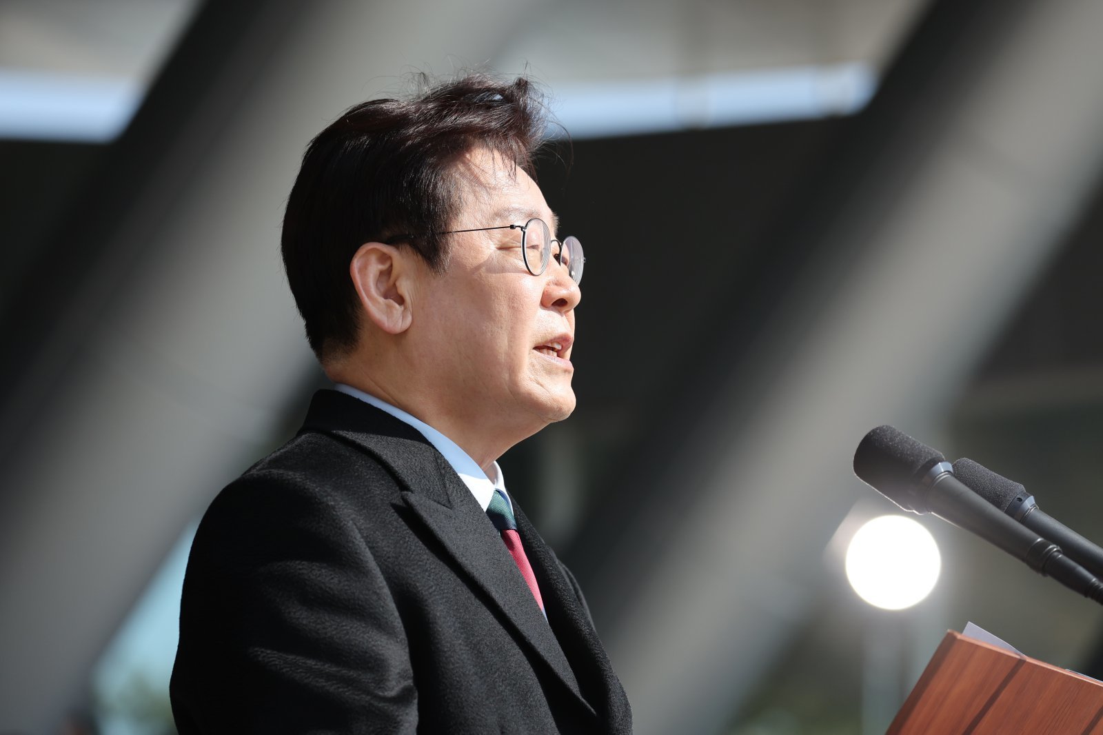 이재명 대통령이 지난 20일 충남 계룡대 대연병장에서 열린 육·해·공군 사관학교 통합임관식에서 축사하고 있다. 2026.2.20 ⓒ 뉴스1