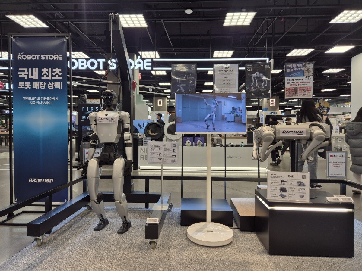 이마트 일렉트로마트 서울 영등포점 ‘로봇 스토어’ 매대에 중국 기업 유니트리의 휴머노이드 로봇 ‘G1’(3100만 원·왼쪽)과 ‘GO2 에어’(399만 원)가 전시돼 있다. 임경진 기자
