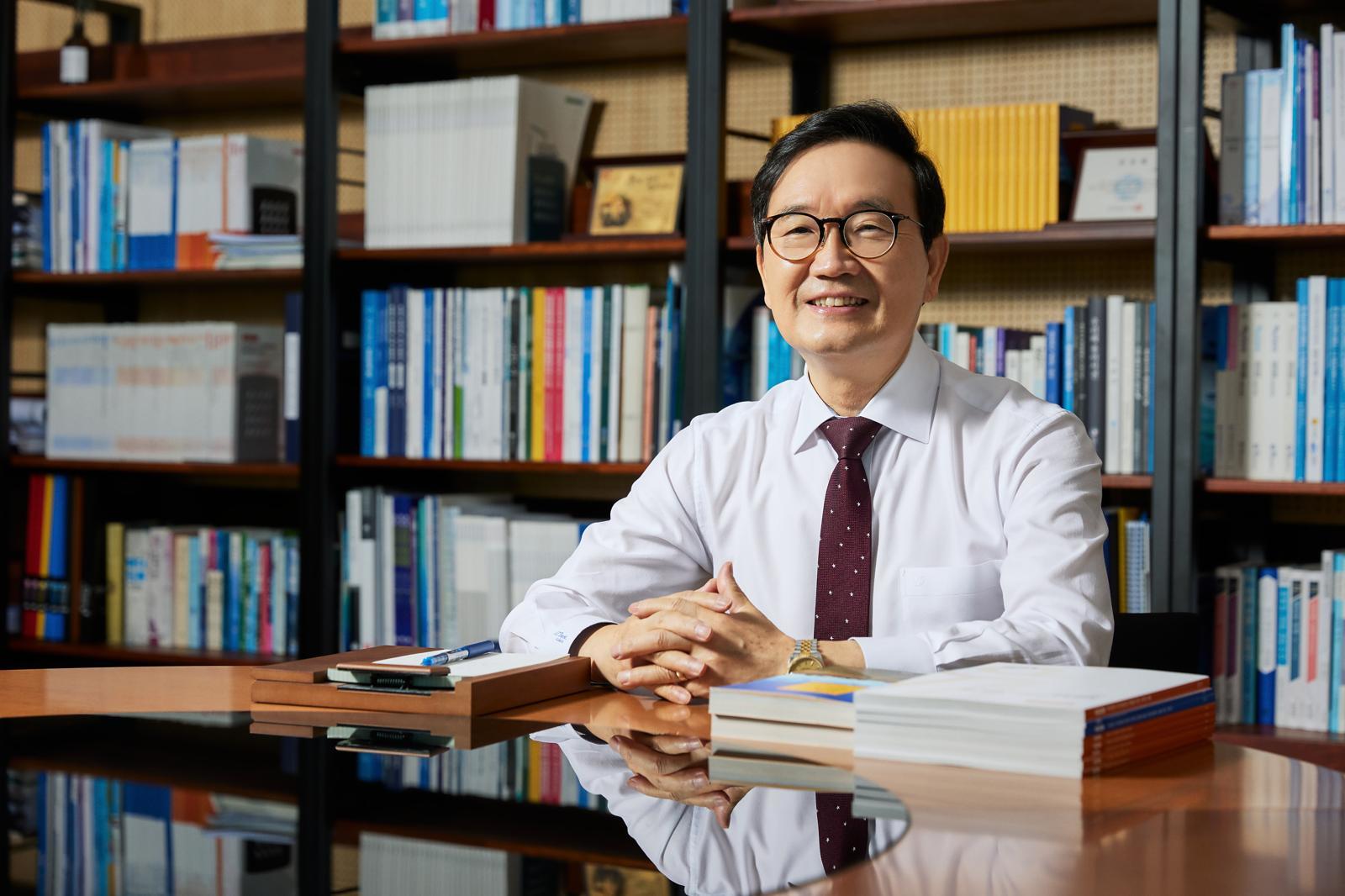 오동호 경남연구원장이 20일 경남 창원시 집무실에서 동아일보와 인터뷰하고 있다. 오 원장은 “경남의 성장 전략과 미래 비전인 ‘대한민국 경제수도’를 뒷받침하는 글로벌 미래전략원의 역할에 충실할 것”이라고 말했다. 경남연구원 제공