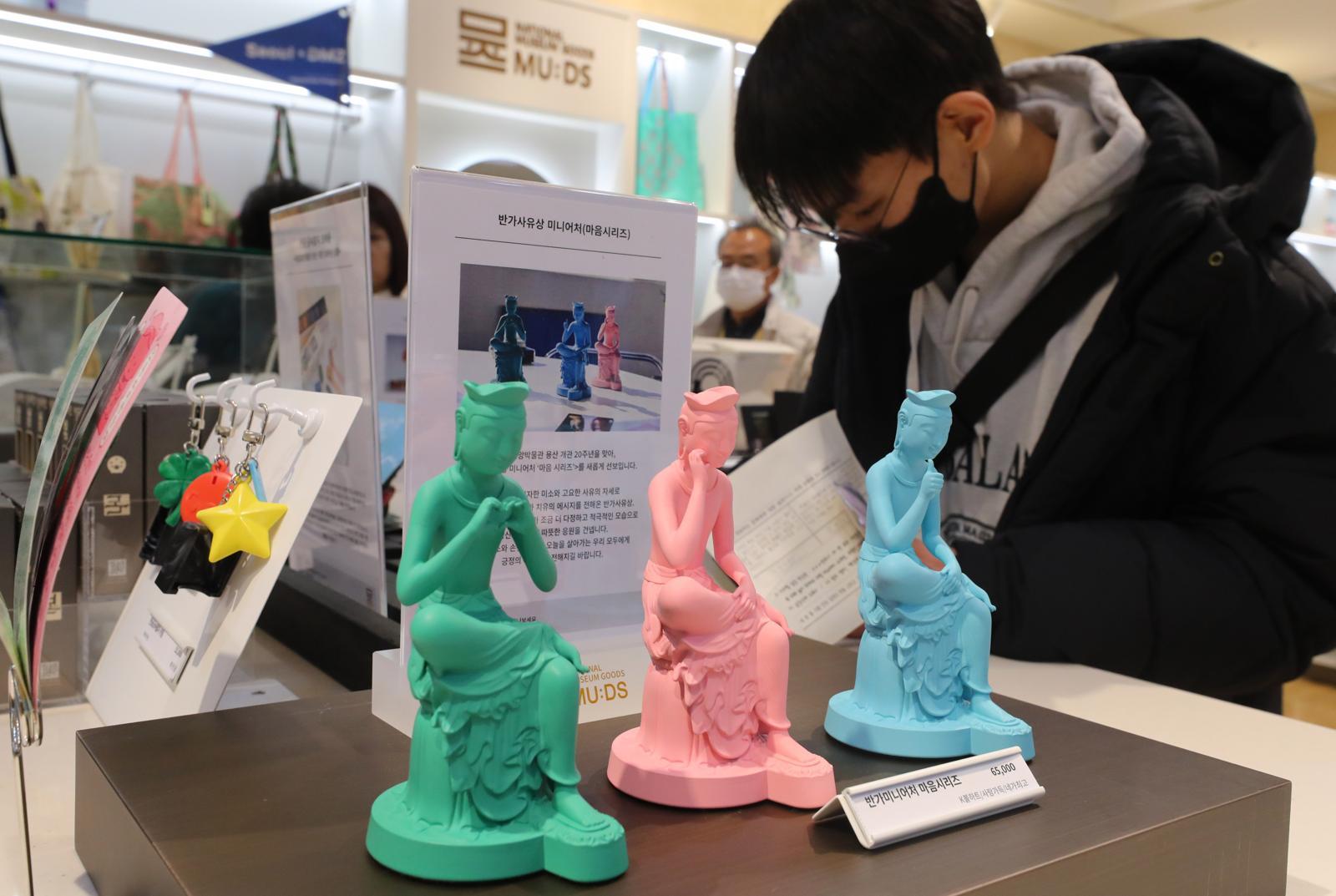한국 박물관 문화상품 ‘뮷즈’(MU:DS) 매출액이 지난해 사상 처음 400억 원을 돌파했다. 국립중앙박물관 매장에 전시된 반가사유상 뮷즈. 뉴시스