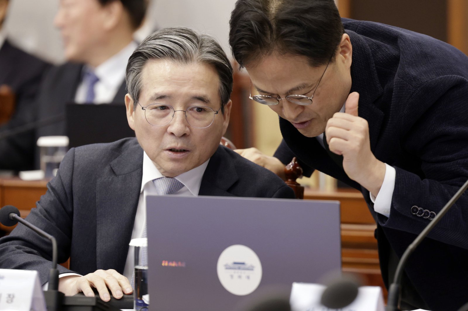 김용범 정책실장(왼쪽)과 김정우 국정상황실장이 5일 청와대에서 열린 수석보좌관회의에서 대화를 하고 있다. (청와대통신사진기자단) 2026.2.5 ⓒ 뉴스1