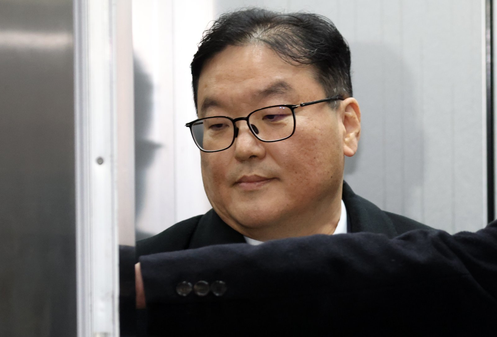 엄희준 광주고검 검사(전 인천지검 부평지청장)이 19일 오전 서울 서초구 쿠팡 퇴직금 미지급 사건 수사 무마 의혹을 수사하는 상설특검팀(특별검사 안권섭)에서 조사를 받기 위해 출석하고 있다. 엄 검사는 지난해 1월 부천지청장으로 재직할 당시 김동희 차장검사(현 부산고검 검사)와 함께 중부지방고용노동청 부천지청이 검찰에 기소 의견으로 송치한 쿠팡 사건을 불기소하도록 종용한 혐의를 받고 있다. ⓒ 뉴스1