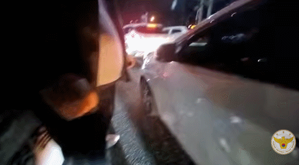 지난달 28일 경북 칠곡군에서 지인에게 흉기를 휘두르고 도주하던 용의자의 차량 유리창을 경찰이 깨는 모습. 유튜브 채널 ‘대한민국 경찰청’ 영상 갈무리