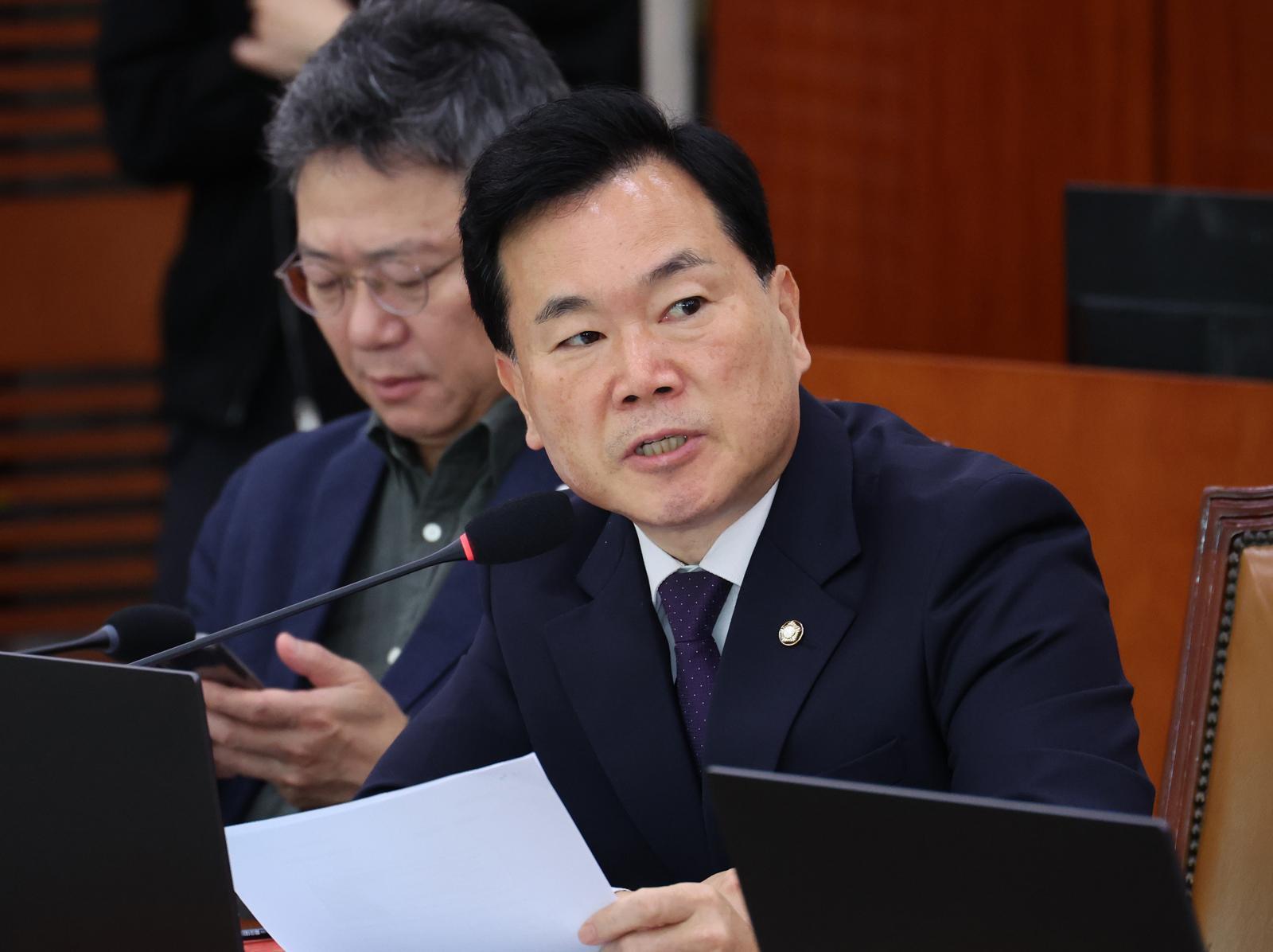 김승수 국민의힘 의원이 23일 오후 서울 여의도 국회에서 열린 문화체육관광위원회 국정감사에서 질의를 하고 있다. 2025.10.23. 뉴시스