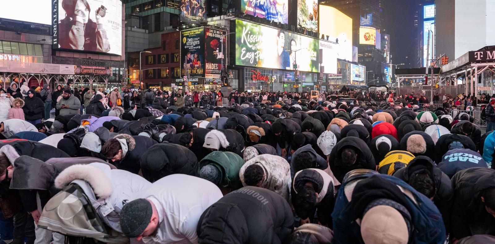 뉴욕 타임스스퀘어에서 ‘라마단’ 예배