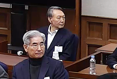 윤석열 전 대통령이 19일 오후 서울 서초구 서울중앙지방법원에서 열린 12·3 비상계엄 관련 내란 우두머리 혐의 사건 1심 선고공판에 출석하고 있다. 서울중앙지법 제공