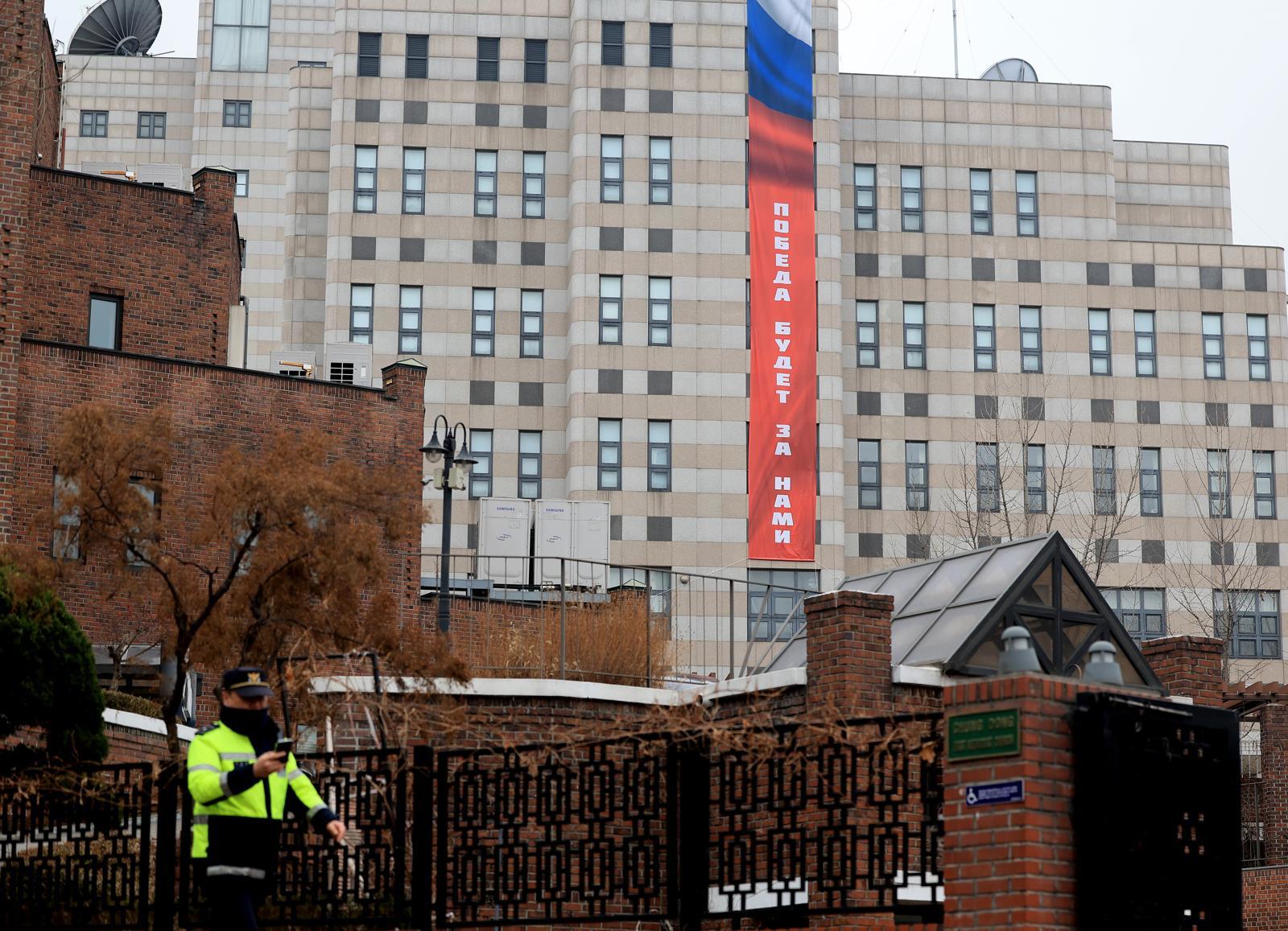 외교부 경고에도…“승리는 우리의 것” 현수막 건 러 대사관