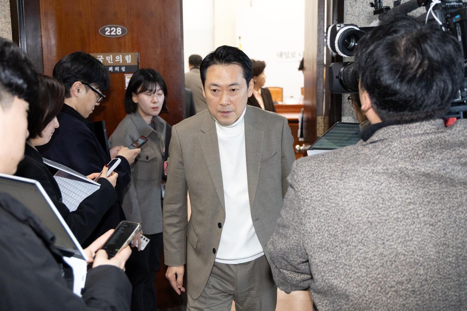 장동혁 국민의힘 대표가 22일 서울 여의도 국회에서 열린 비공개 최고위원회의를 마치고 회의장을 나서고 있다. 2026.2.22/뉴스1