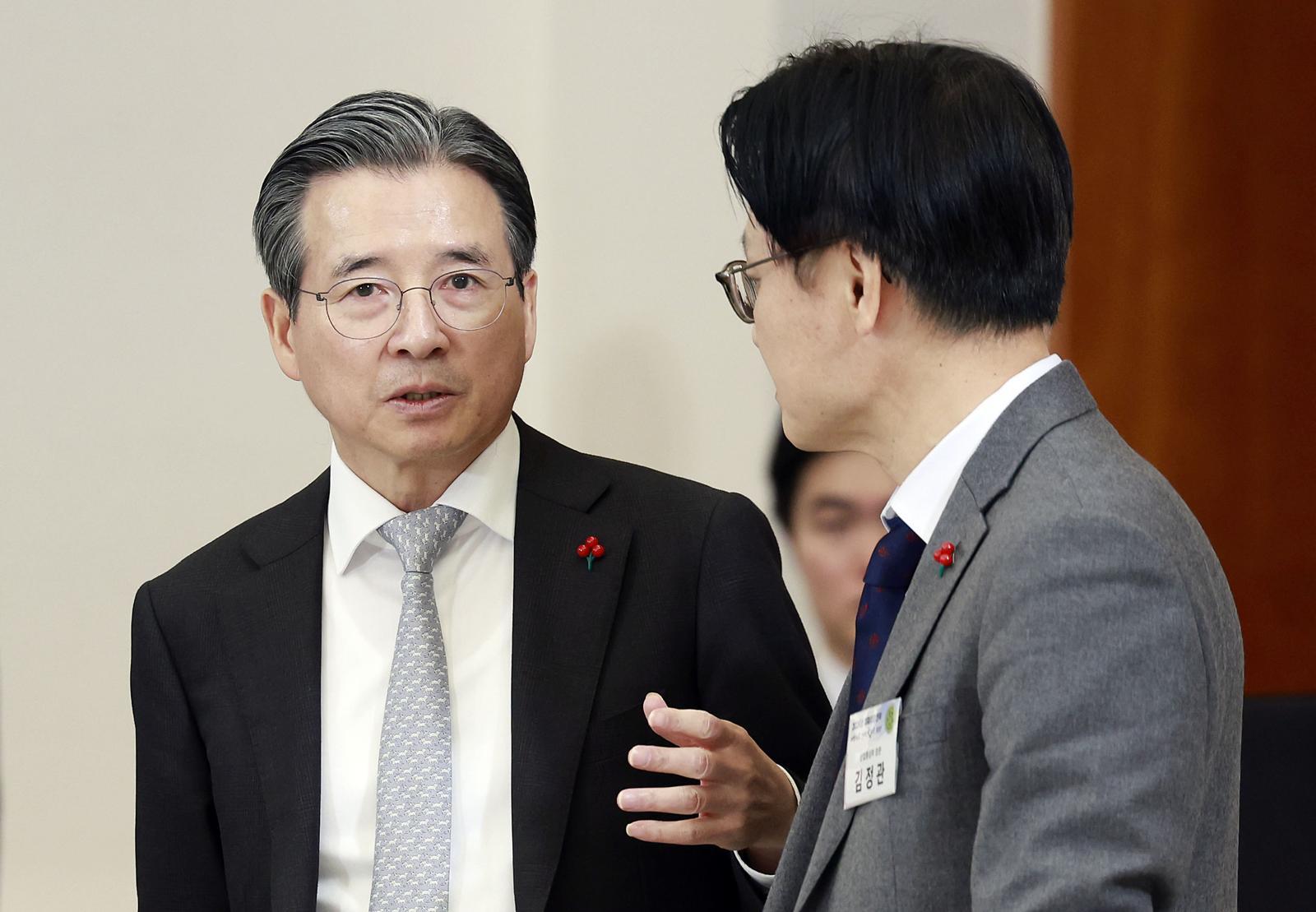 김용범 정책실장과 김정관 산업통상부 장관이 9일 청와대에서 열린 이재명 대통령 주재 경제성장전략 국민보고회에서 대화하고 있다. 2026.01.09. 뉴시스