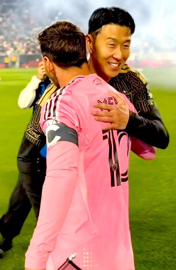 손흥민, 메시와 첫 맞대결서 판정승…7만명 관중 기립박수